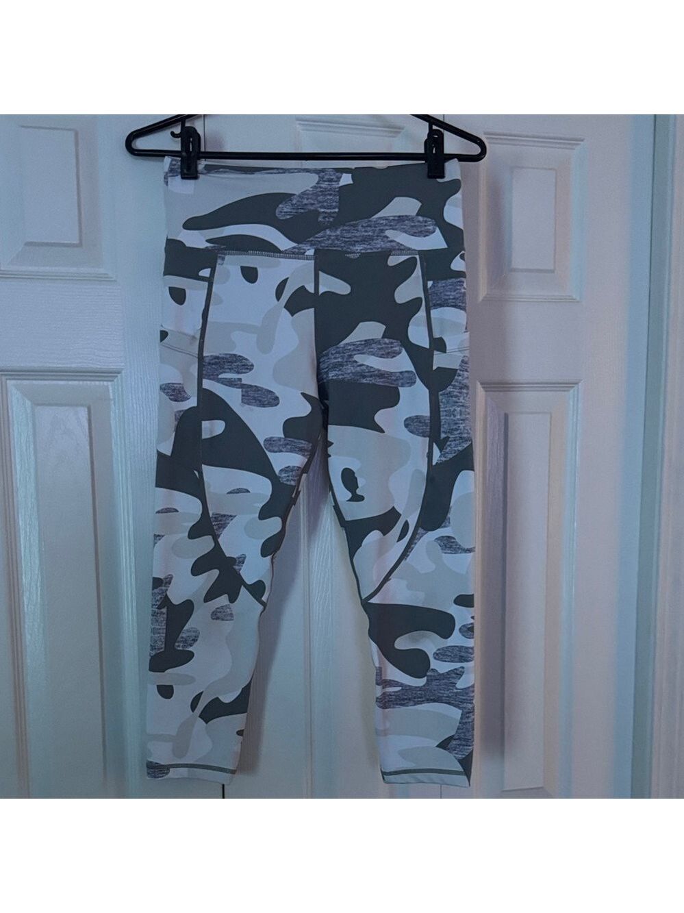 Zyia Active Light N Tight gray and white camo print pocket cropped leggings.Sz6